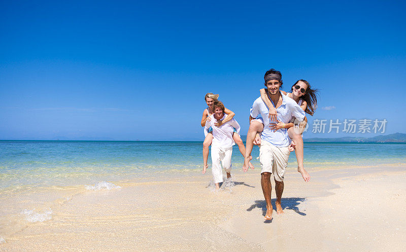 Young Adults enjoying themselves on a tropical beach重复图片